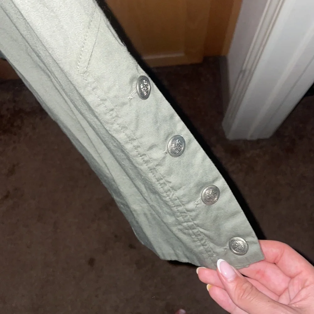 Green button down - Picture 5 of 8